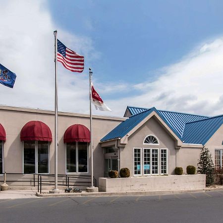 Clarion Inn & Suites Chambersburg Exterior photo