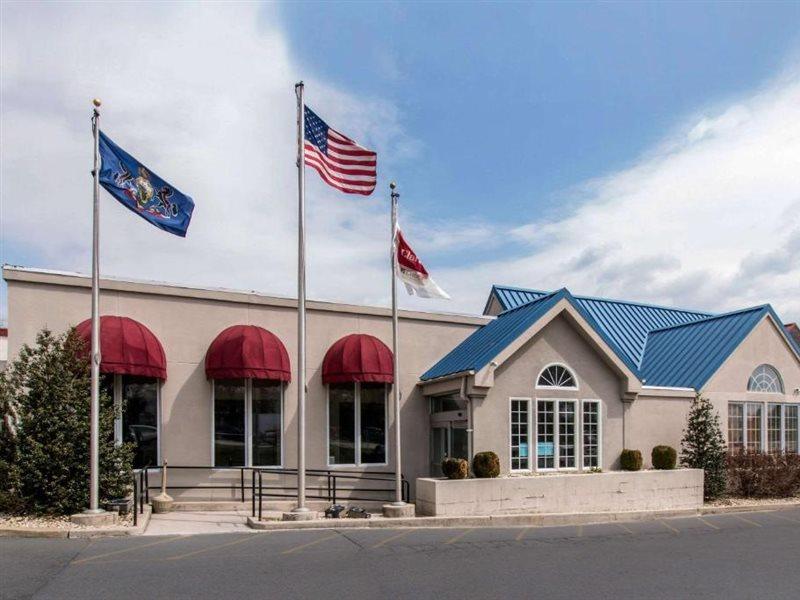 Clarion Inn & Suites Chambersburg Exterior photo