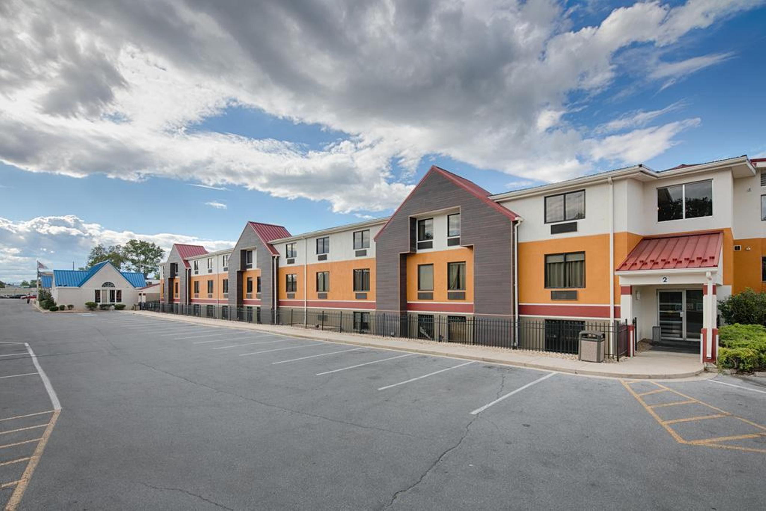 Clarion Inn & Suites Chambersburg Exterior photo