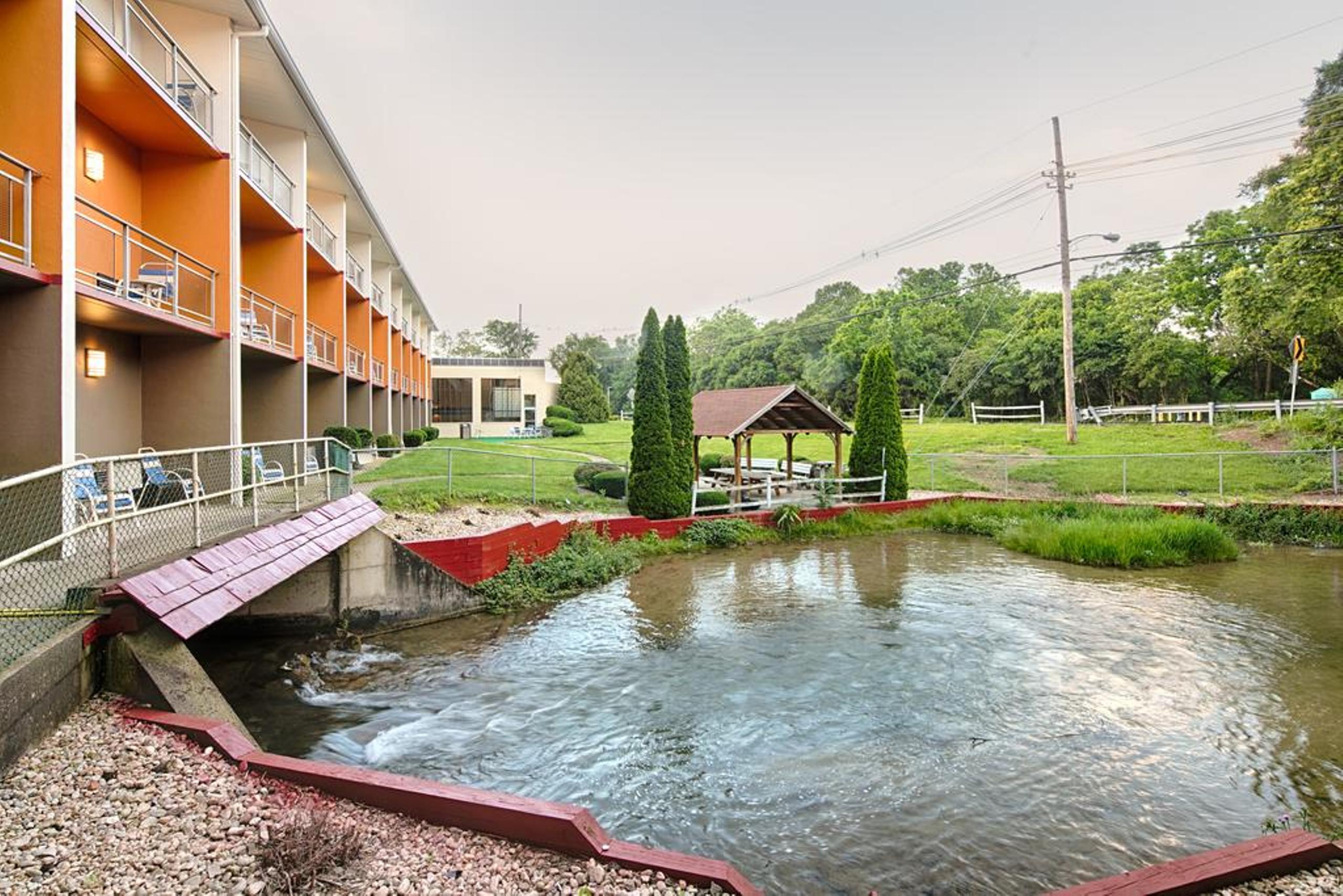 Clarion Inn & Suites Chambersburg Exterior photo