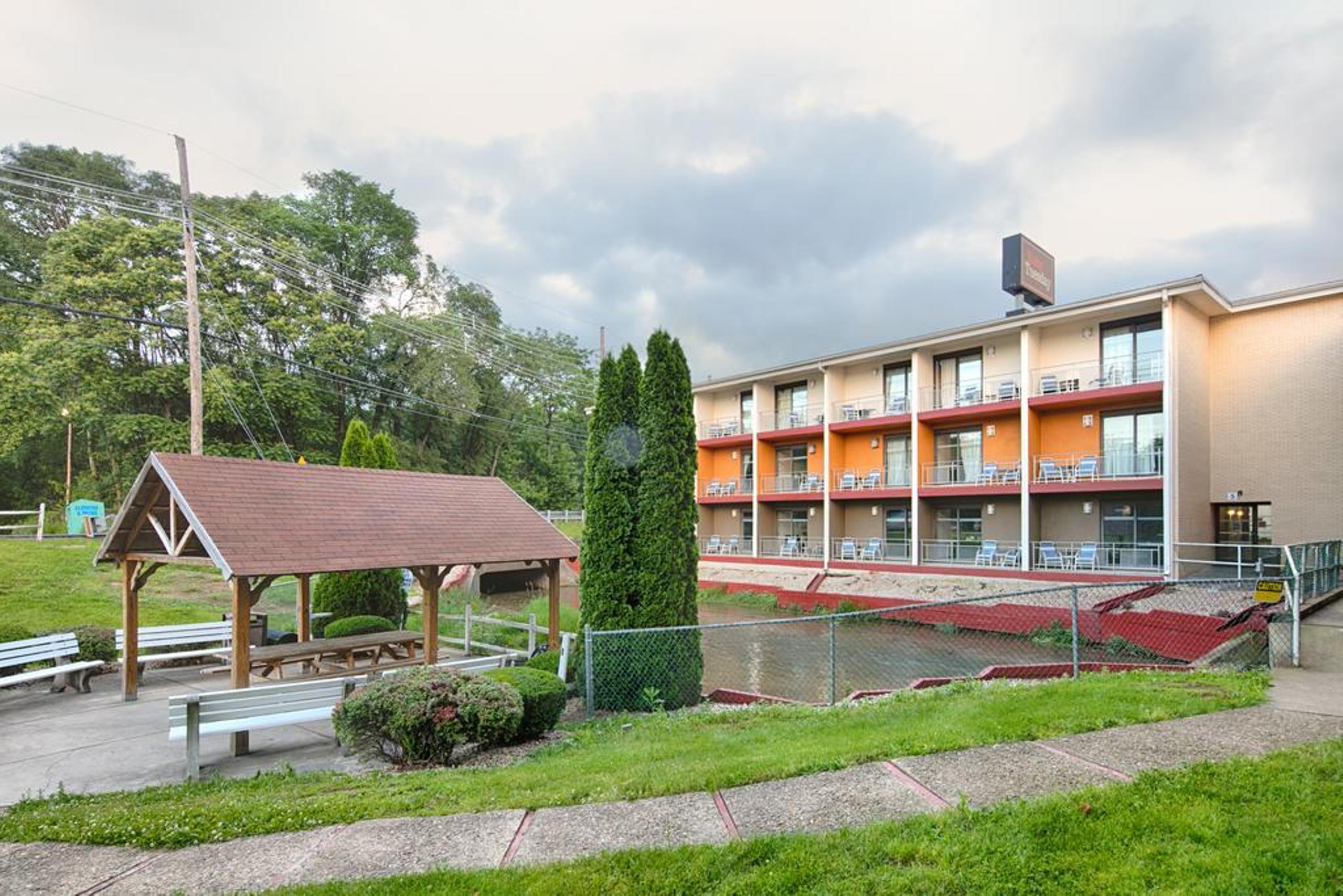 Clarion Inn & Suites Chambersburg Exterior photo