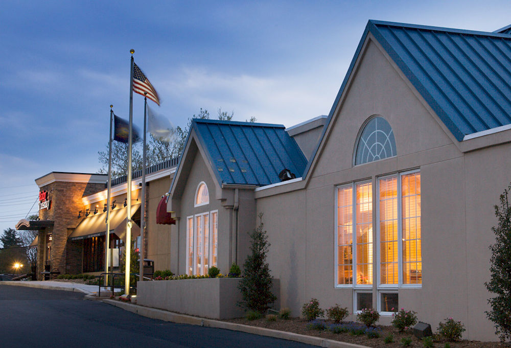 Clarion Inn & Suites Chambersburg Exterior photo